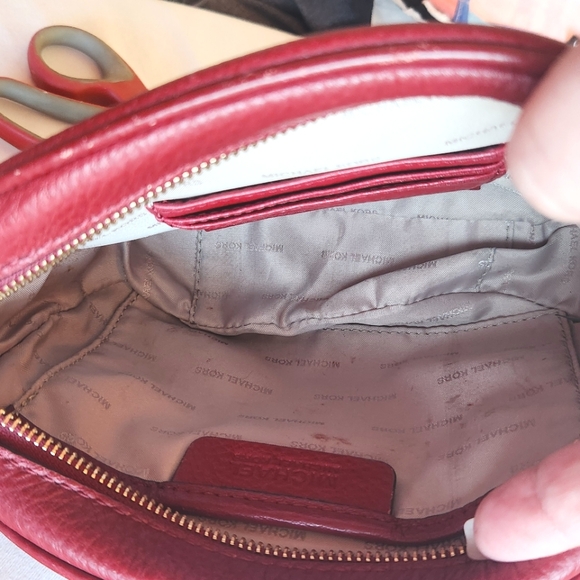 MK Michael Kors Ginny Medium Messenger Red - Picture 11 of 16